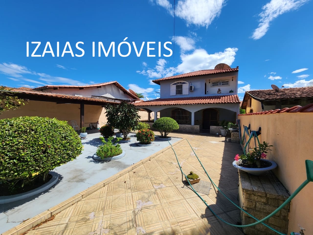 COD 334: LINDA CASA DUPLEX COM AMPLO QUINTAL EM ARARUAMA